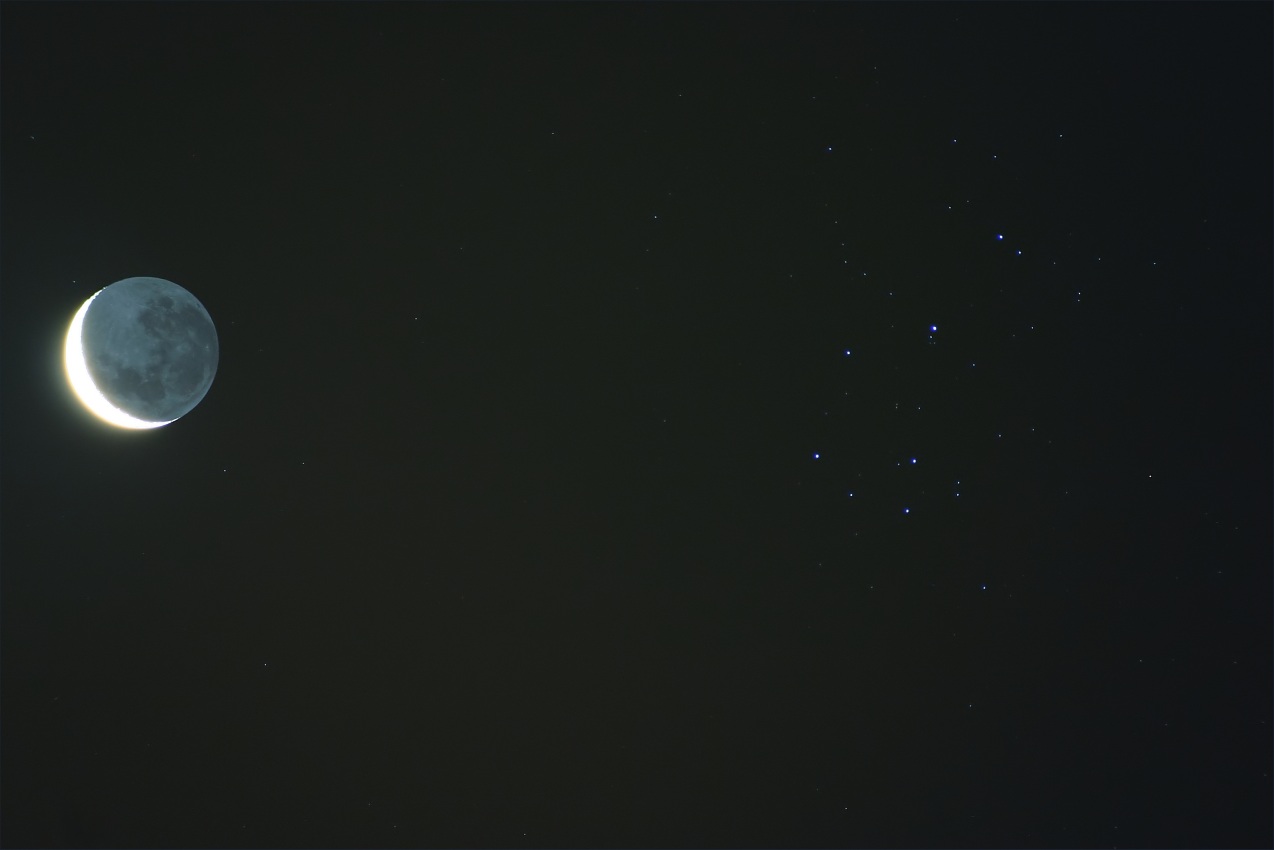Lune cendrée près des Pléïades le soir du 11/04/2005