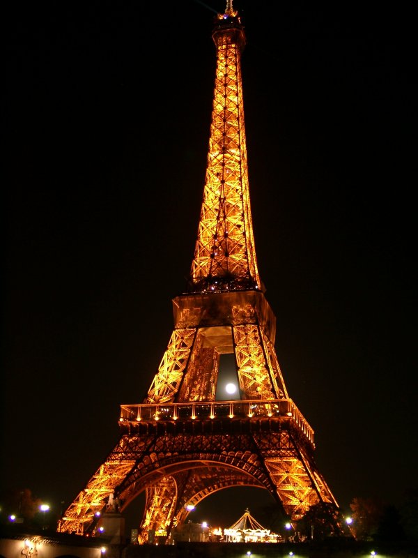 Pleine lune dans la tour Eiffel